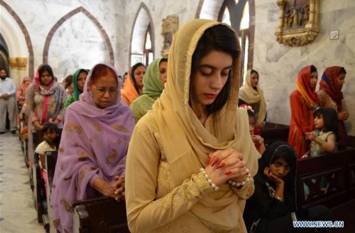 Cristiani in preghiera nella nuova cappella dell'Università in Pakistan